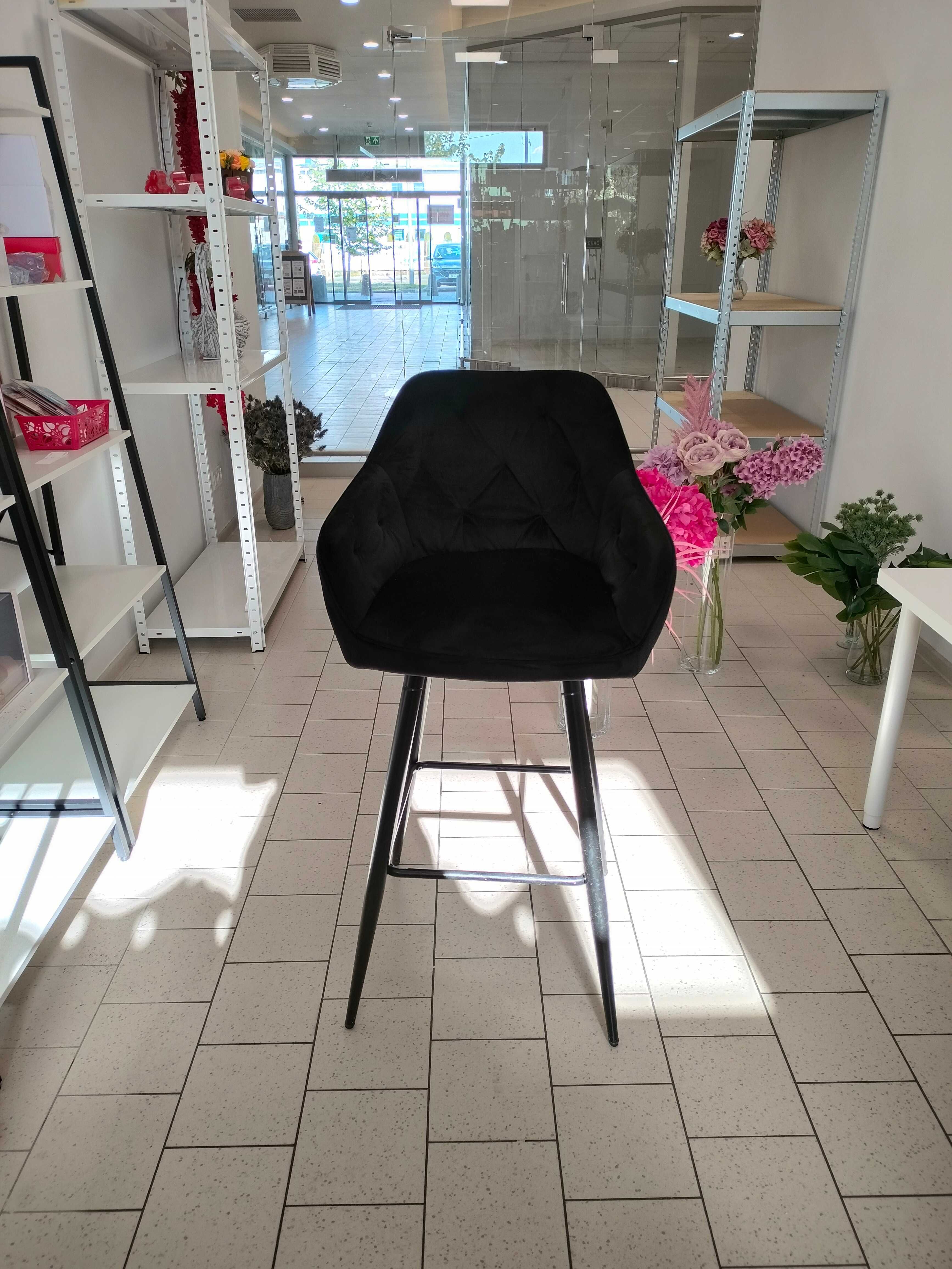 Czarne welurowe krzesło barowe hoker loft