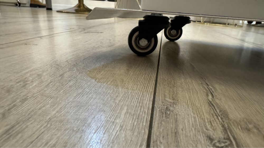 Stolik metalowy ze szklaną szybą mleczną na kółkach