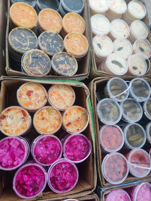 Капуста ,морква ,огірки ,помідори ,салати та інщі соління .