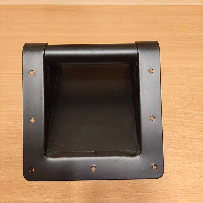 Czarne, narożne, metalowe rączki  do kolumn estradowych.