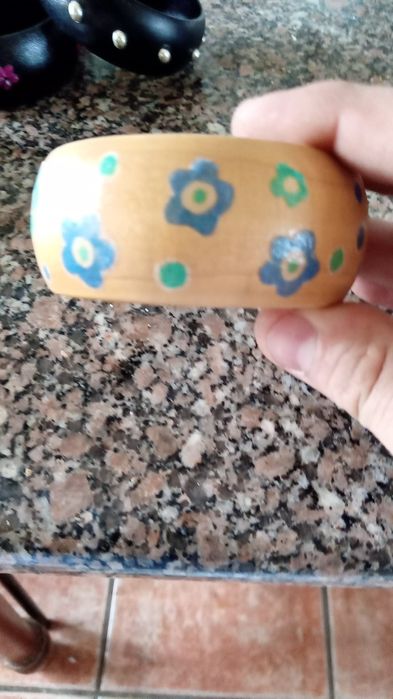 Pulseiras em madeira pintadas a mão