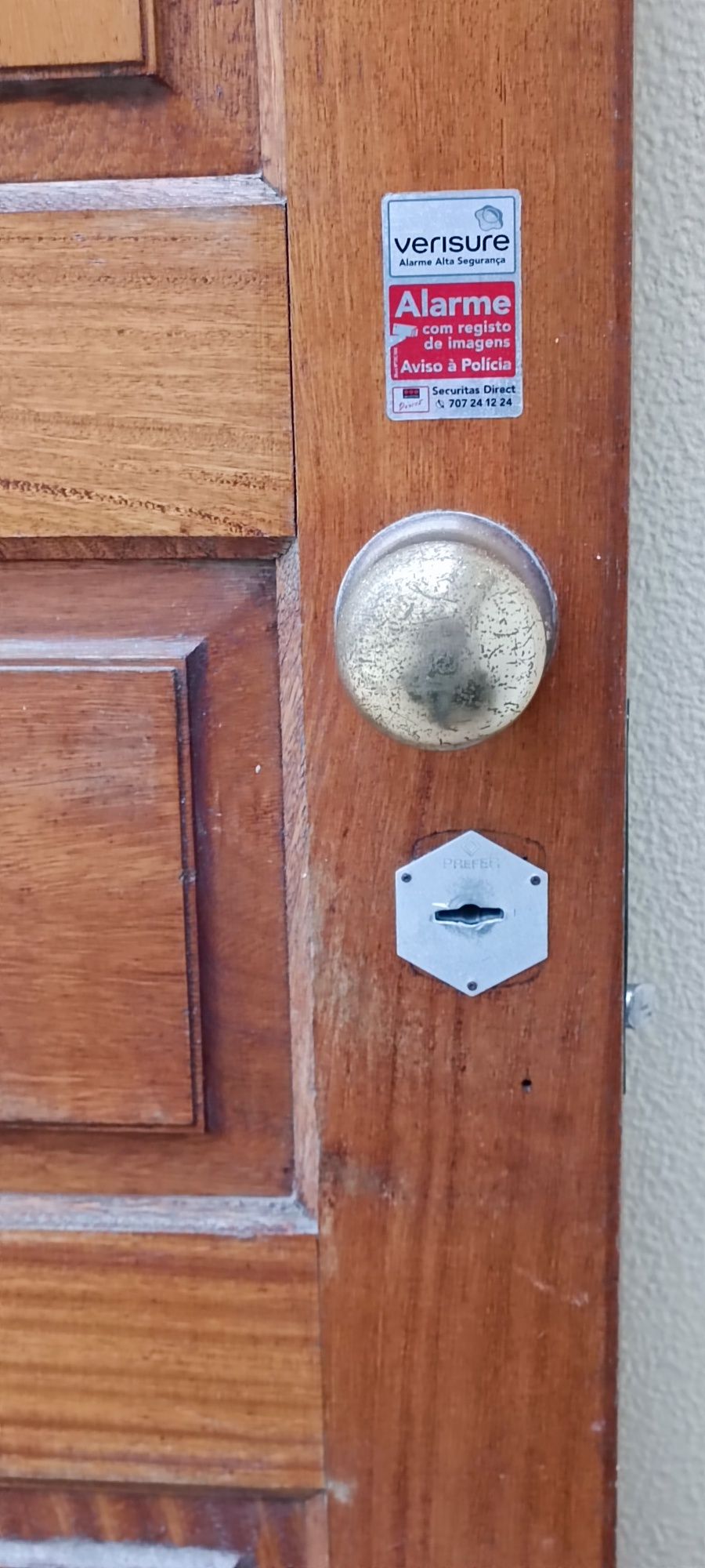 Oportunidade - Porta exterior madeira maciça c/ fechadura de segurança