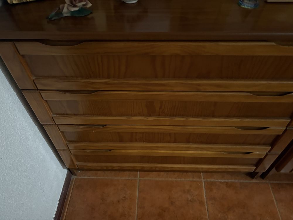 Cómoda em pinho de mel