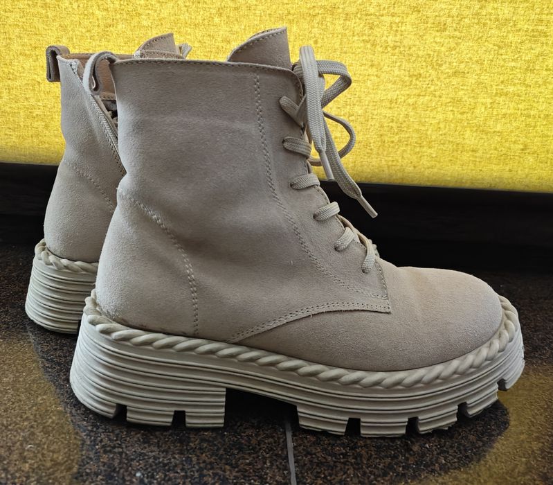 Бежеві замшеві чоботи