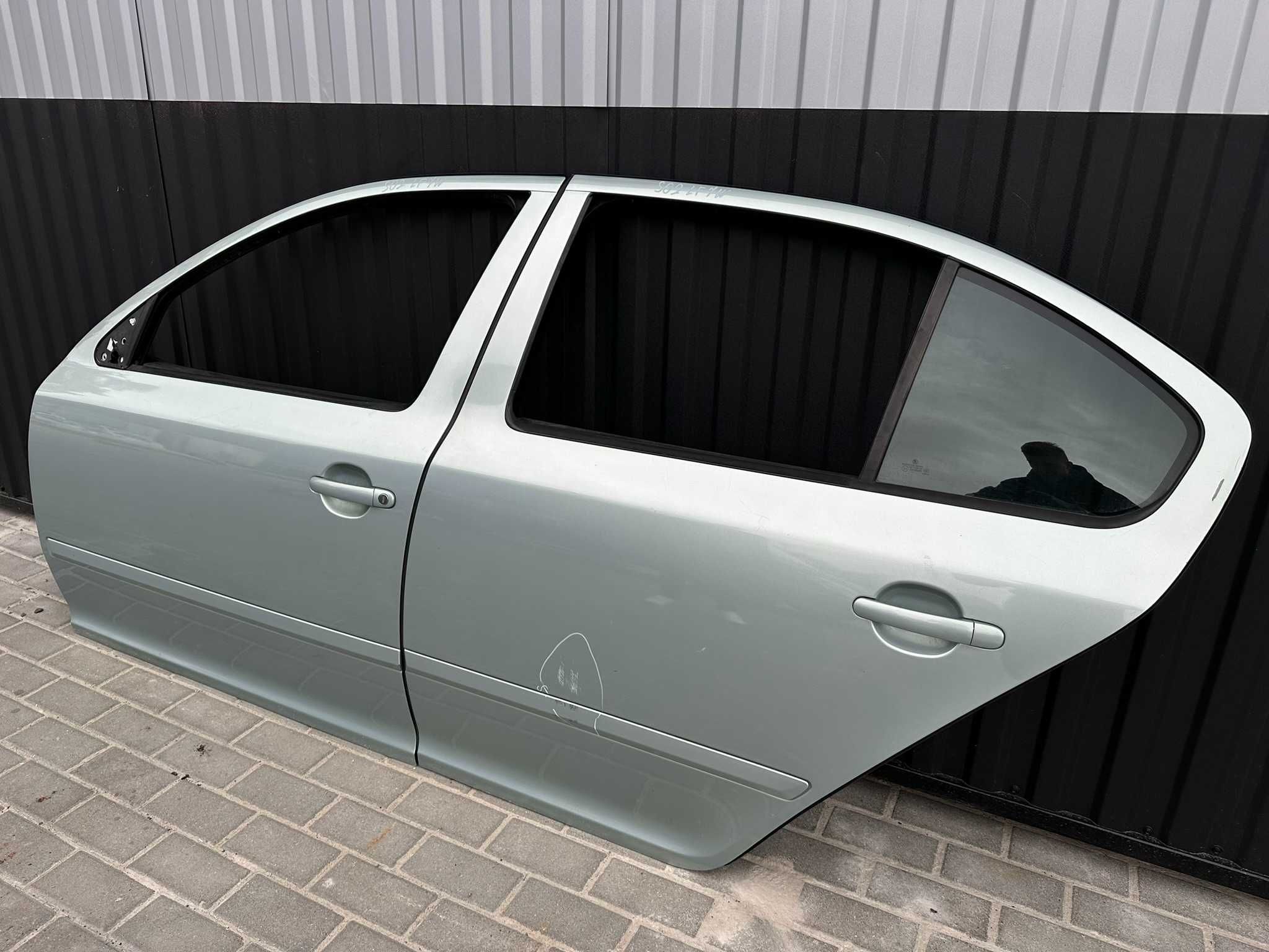 Дверка передня задня Skoda Octavia A5 FL Ліфтбек двері Шкода Октавія