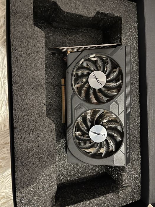 RTX 4060 8gb ram ddr6 OC Gigabyte