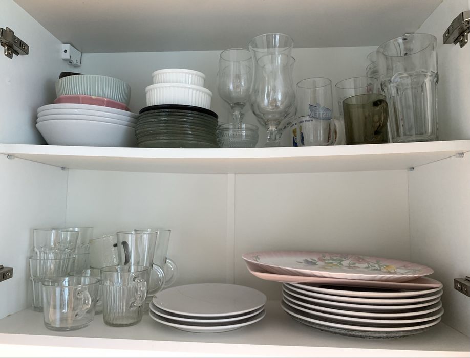 Zastawa stolowa talerze miski szklanki kubki