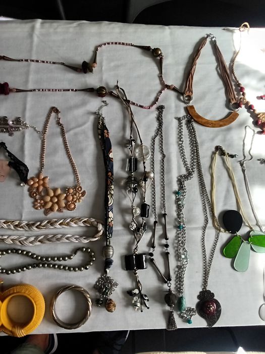 Fios antigos e braceletes em ótimo estado