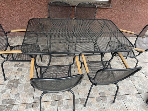 Metalowy stol z krzeslami
