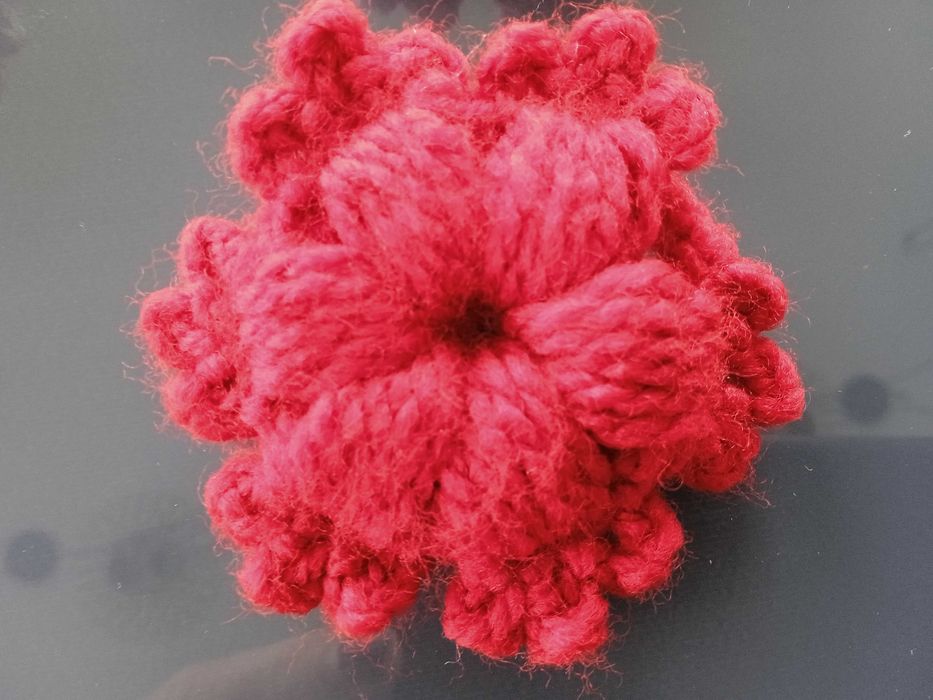 Kwiatek, gwiazdka 3D - z włóczki - aplikacja - ozdoba -  breloczek