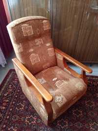 Fotel tapicerowany na kółeczkach