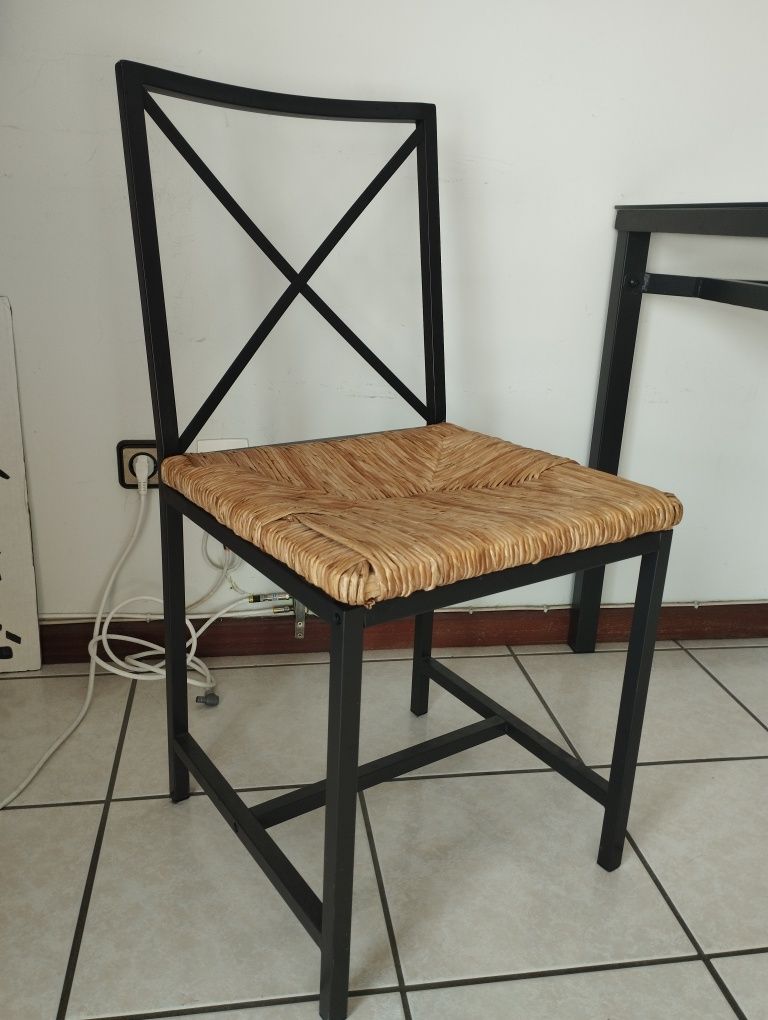 Mesa de vidro e cadeiras