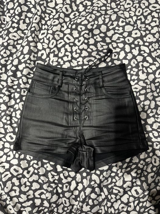 Короткі шортики під шкіру на шнурівці