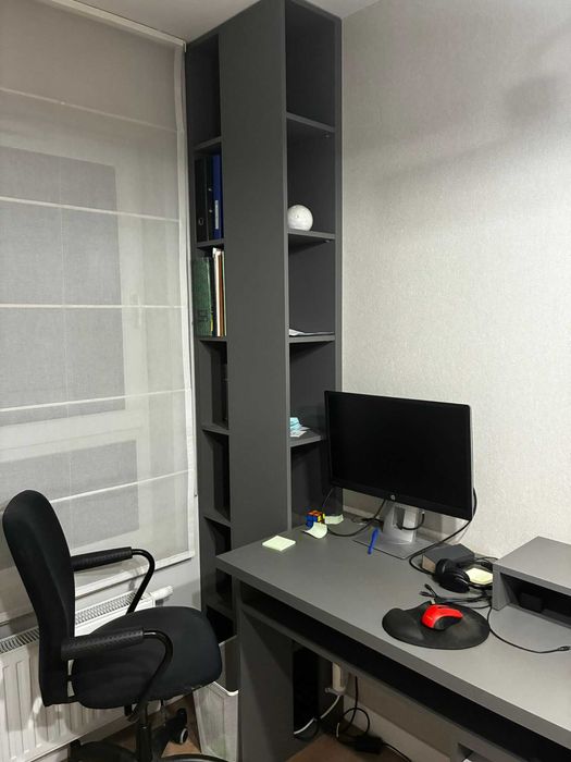 Regał wykonany przez stolarza