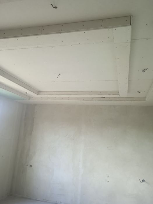 Бригада будівельників виконує будівельні роботи приватних будинків