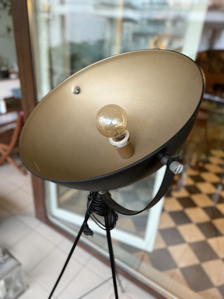 Duża lampa stojąca