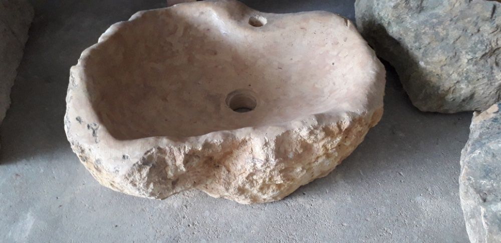 Lavatórios muito rústicos em pedra,