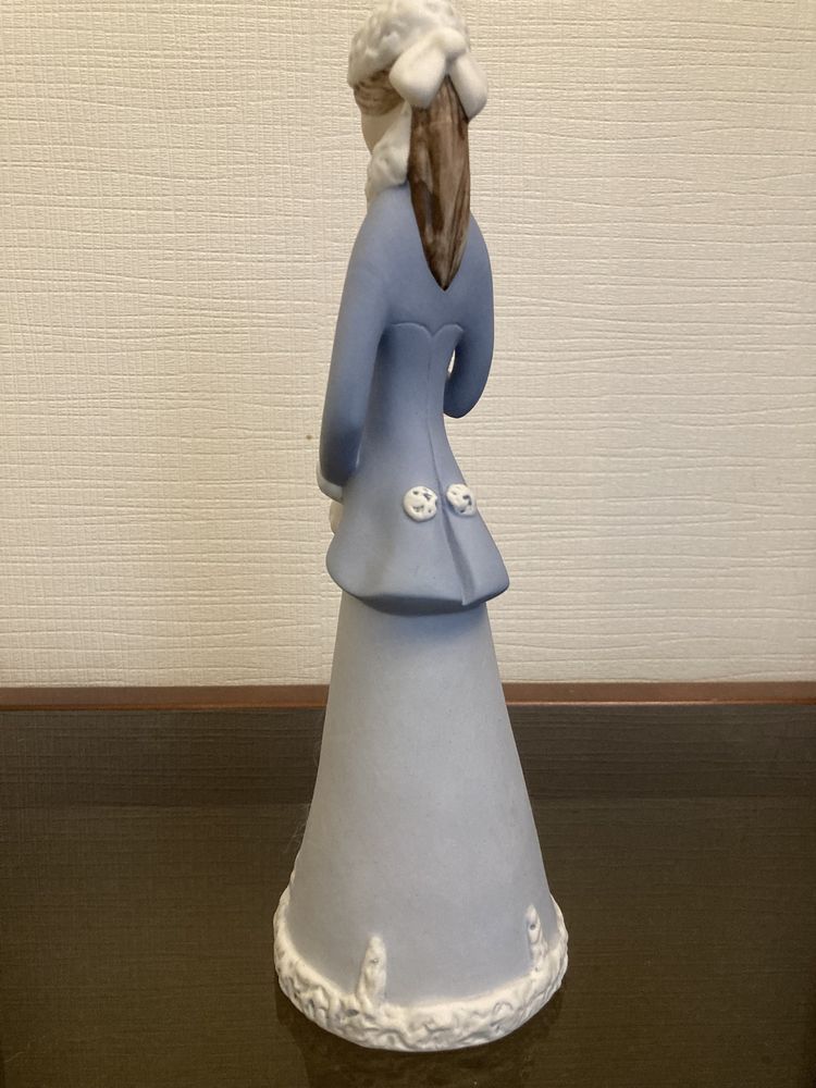 Figurka porcelanowa sygnowana