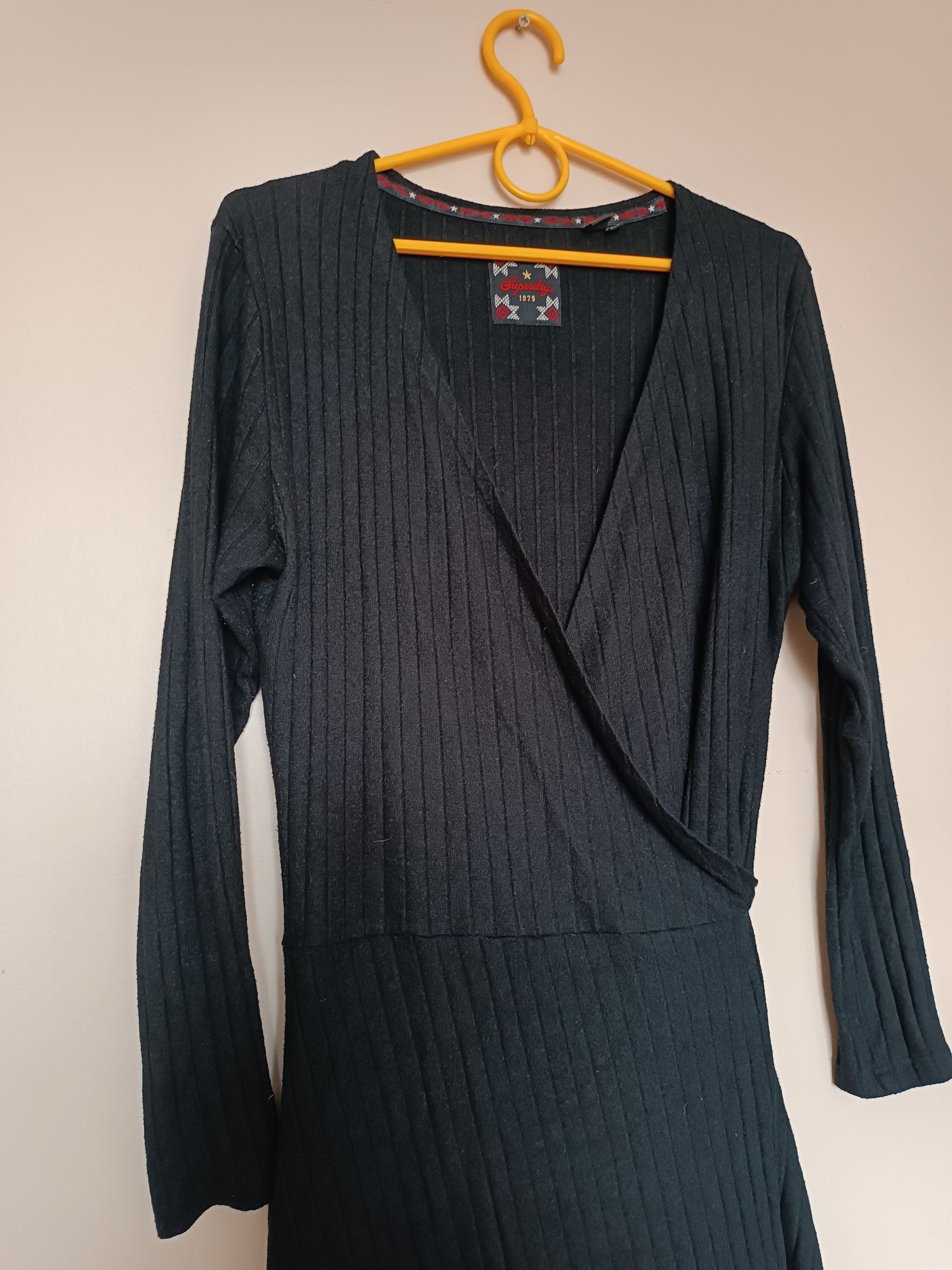 Czarna kopertowa sukienka Superdry