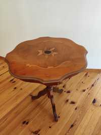 stolik kawowy wyk z drewna, ozdobiony tech intarsji, kolor bursztynowy