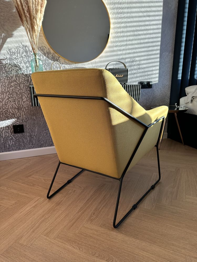 Stylowy fotel w żółtym kolorze