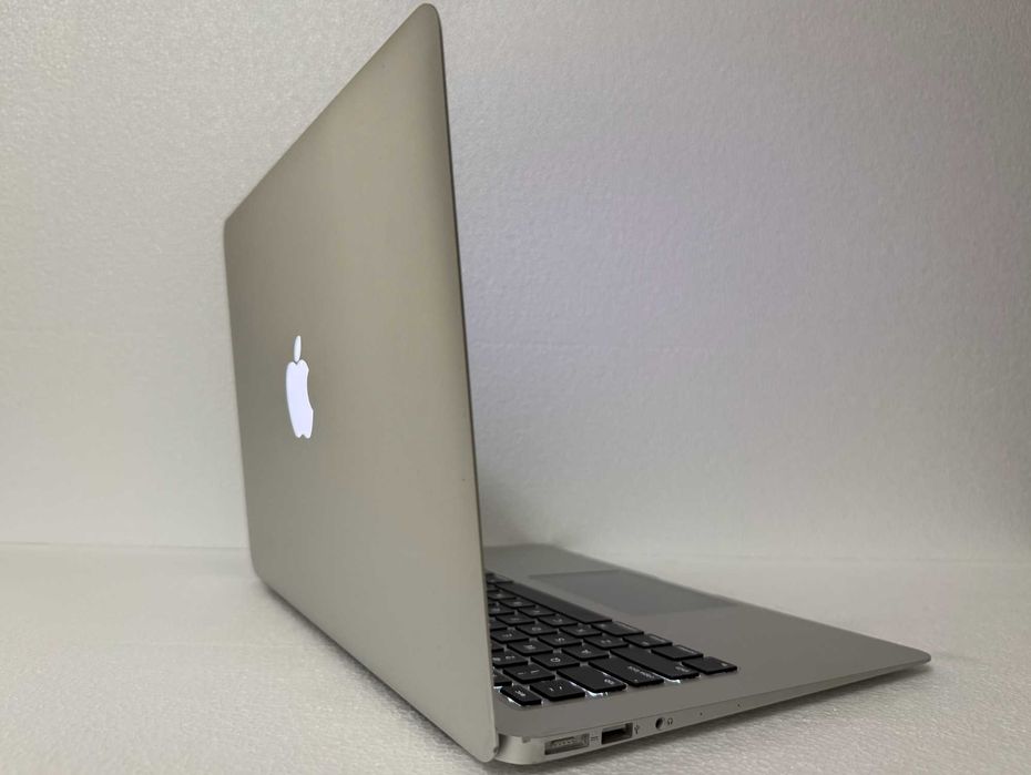 MacBook Air 13” 2017 – i7 • 8GB • SSD – Excelente estado