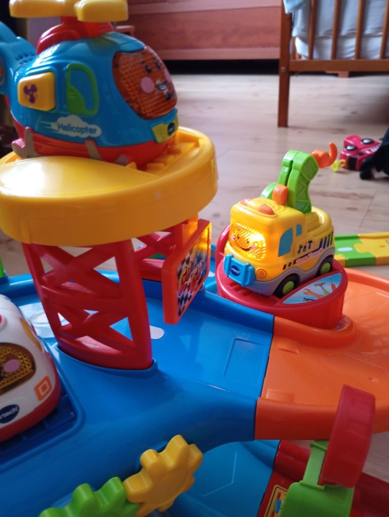 Vtech garaż tory rampy autka tut tut