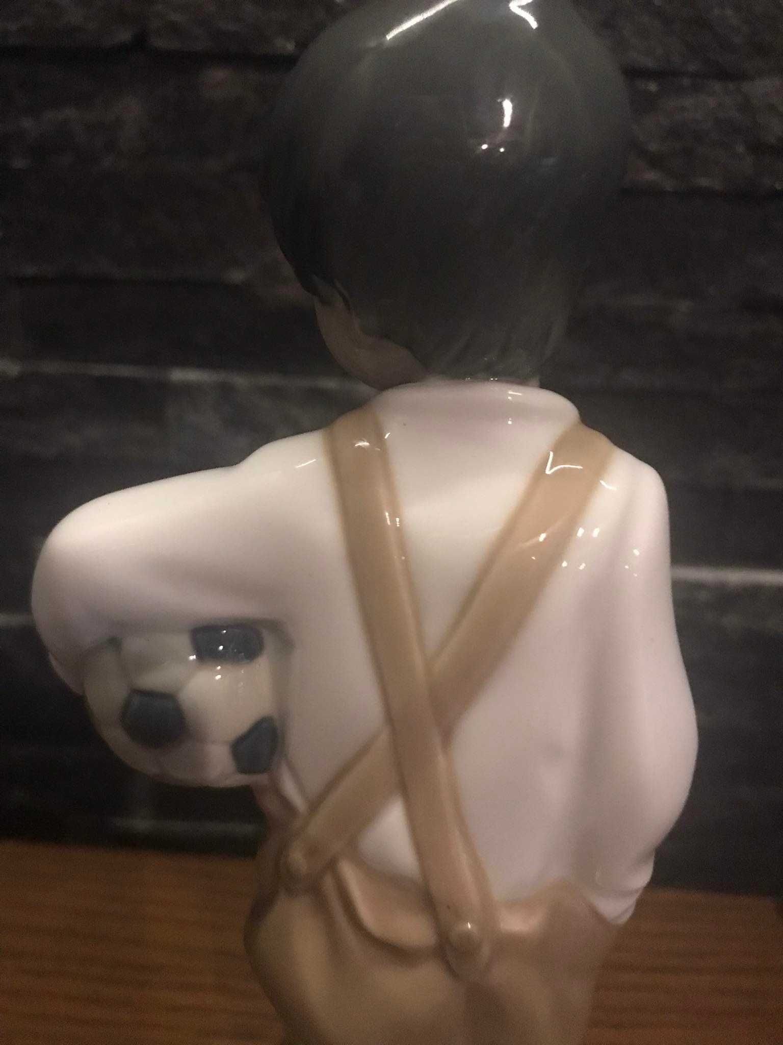 Figurka porcelanowa Nao Lladro Chłopiec z piłką