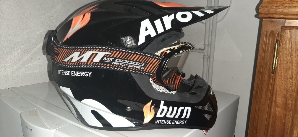 Capacete de motocross Airoh com oferta de óculos