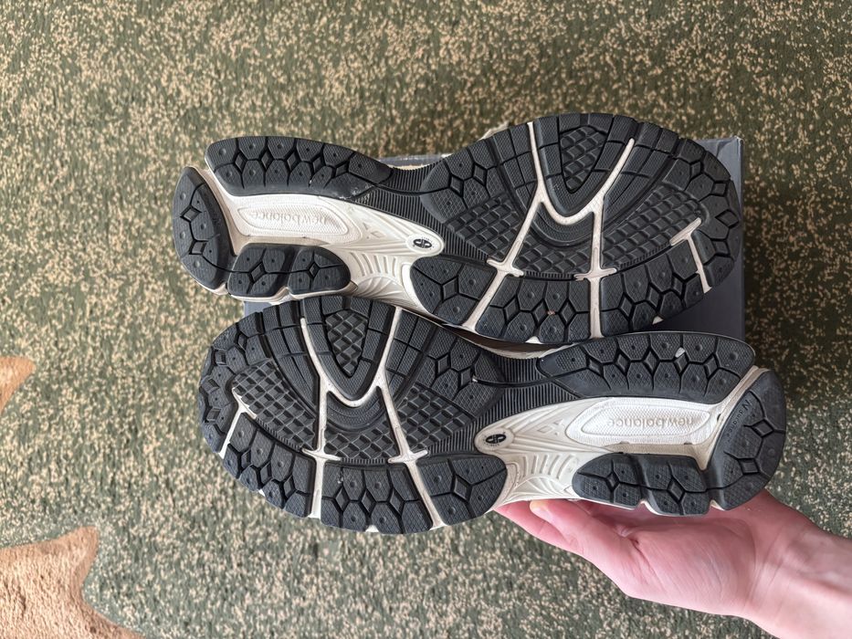 кросівки new balance 2002r