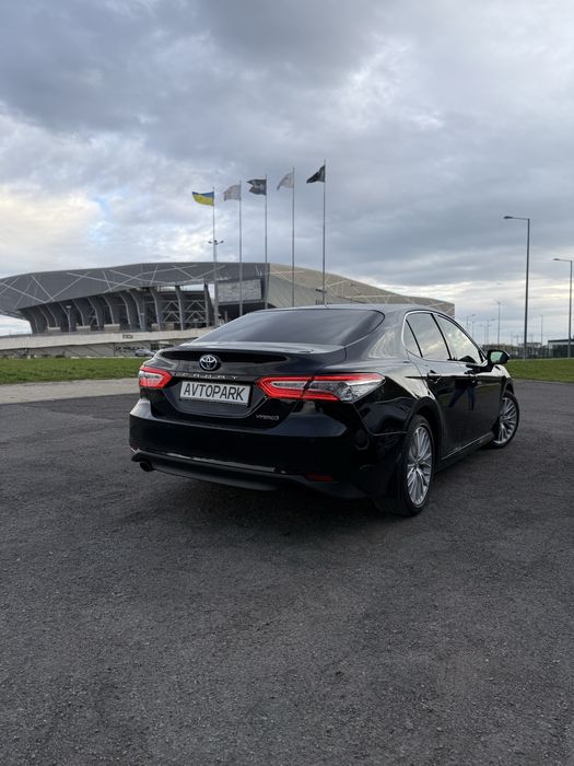Оренда преміум авто -Toyota Camry 70 Hybrid