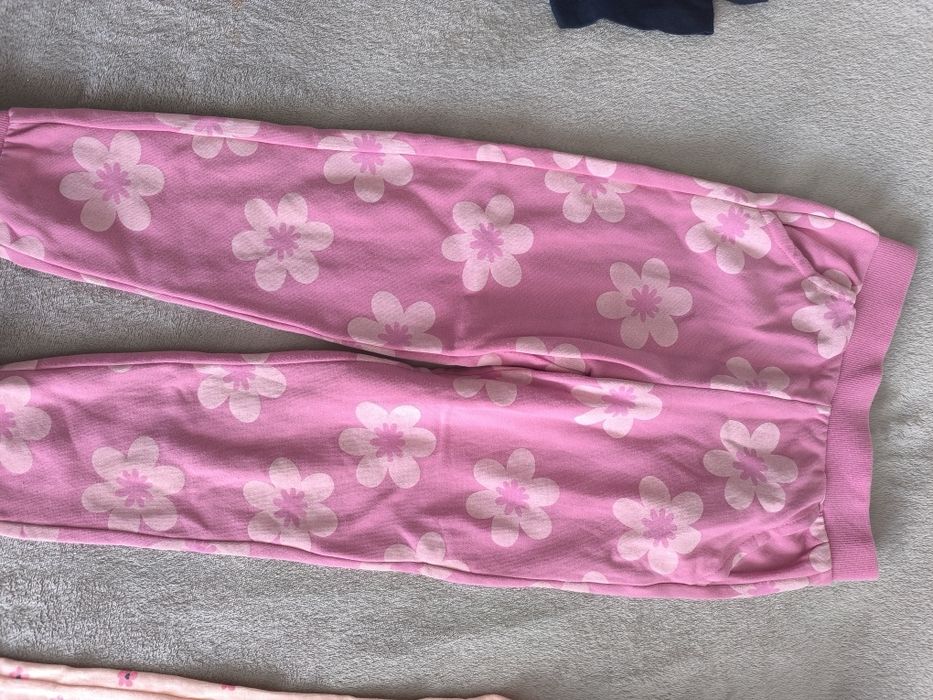 spodnie legginsy jegginsy dresowe 122 kwiatki floral do przedszkola