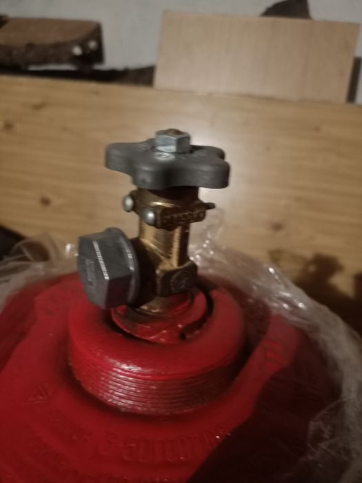 Продам б/в балон без газу об'ємом 50 літрів з новим клапаном!