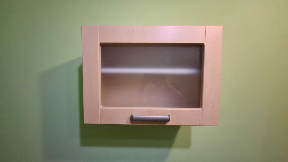 mała półka wisząca ze szklanymi drzwiami