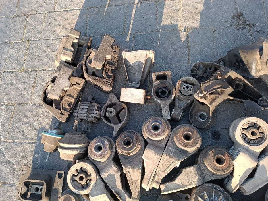 Подушка опора двигуна двигателя марки авто в описі