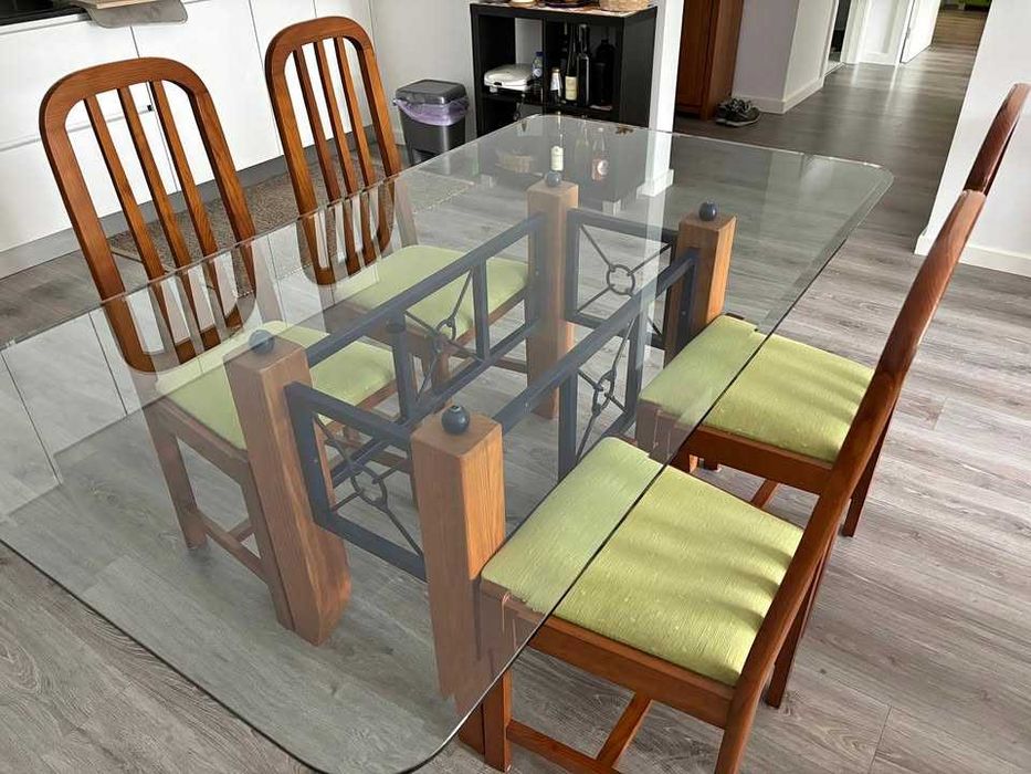 vendo mesa de vidro com as 4 cadeiras em ótimo estado
