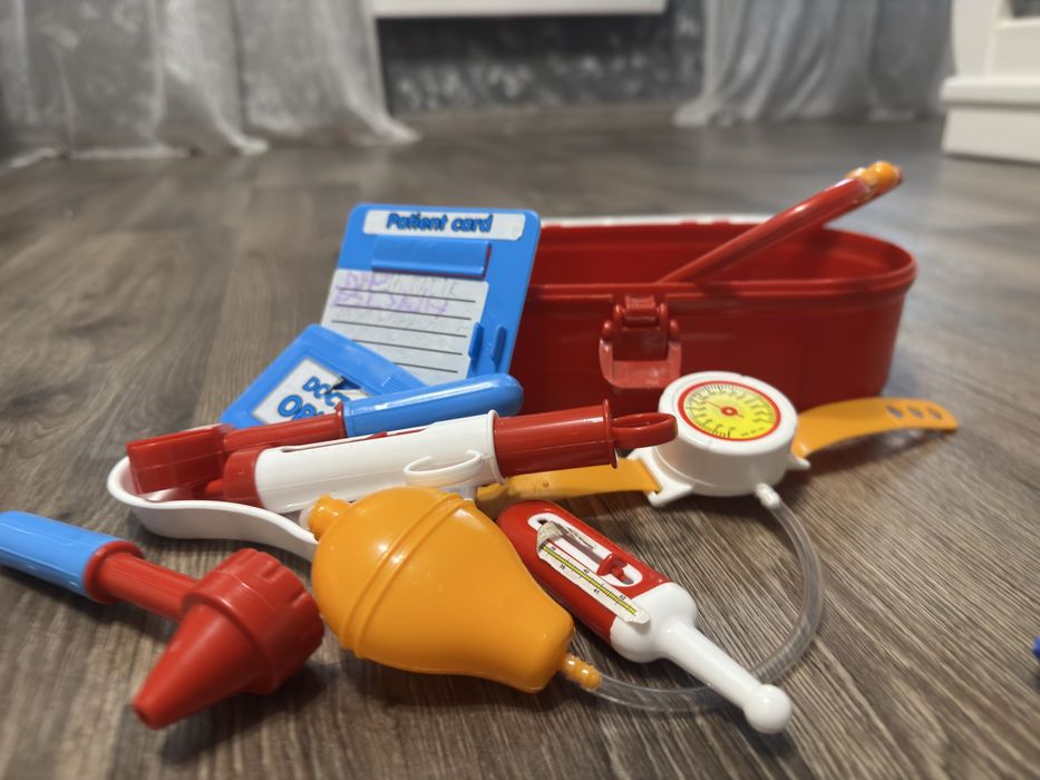 Набір розвиваючих іграшок інструменти,аптечка, фрукти.