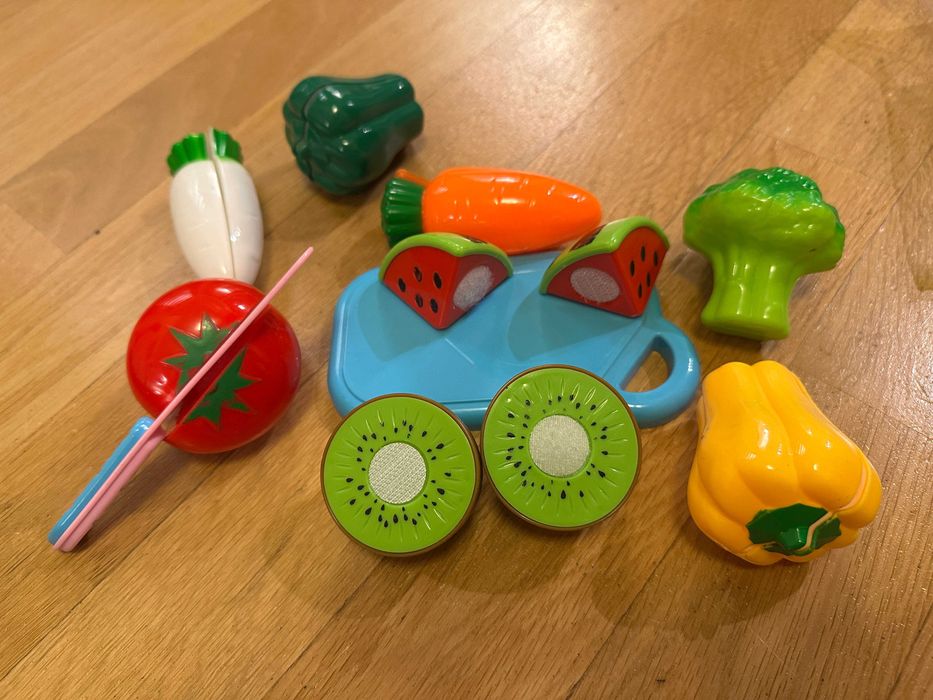 Zestaw plastikowych owoców do krojenia
