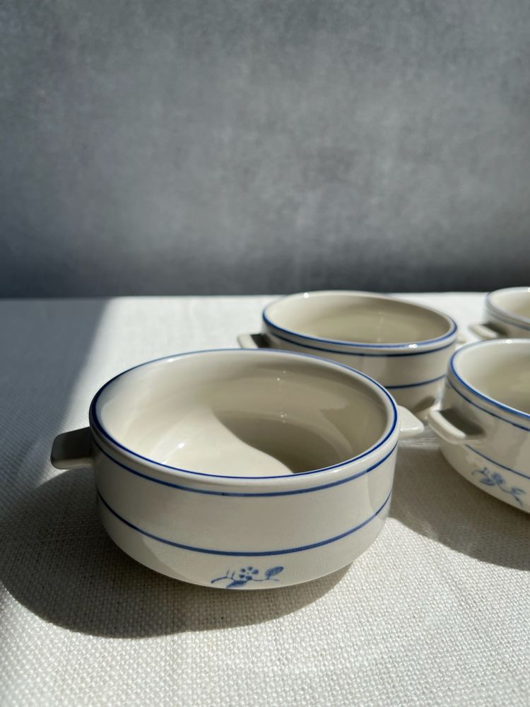 Ceramiczne kokilki z delikatnym niebieskim zdobieniem