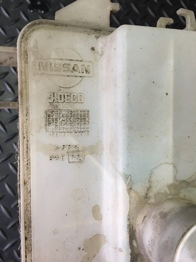 Nissan Maxima A32 - zbiornik spryskiwacza z pompką
