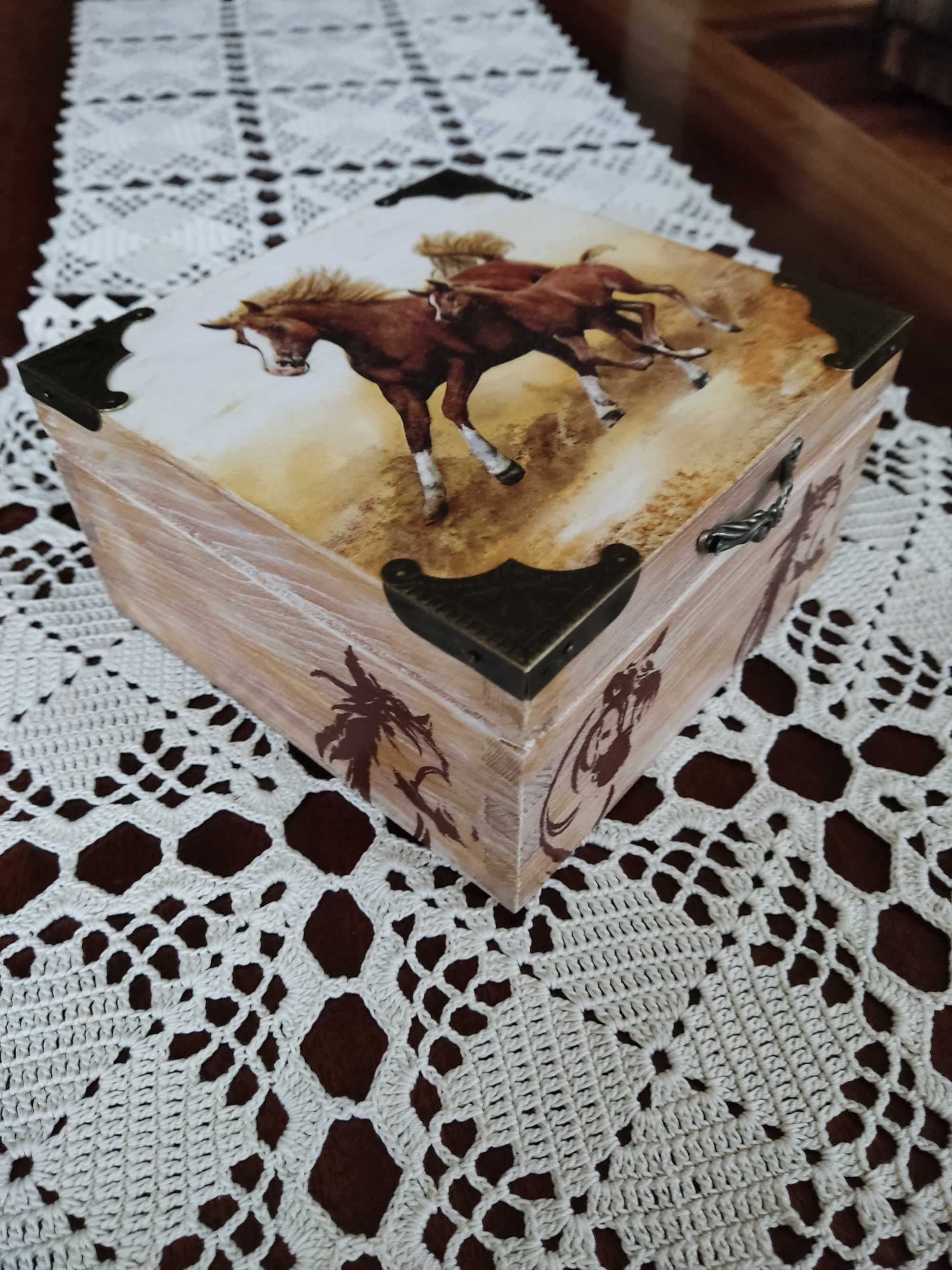 Drewniana szkatułka pudełko z konikami decoupage