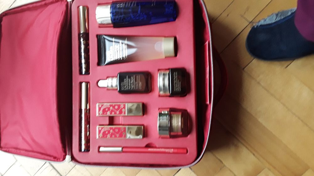 Kuferek Estee Lauder z zestawem kosmetyków.