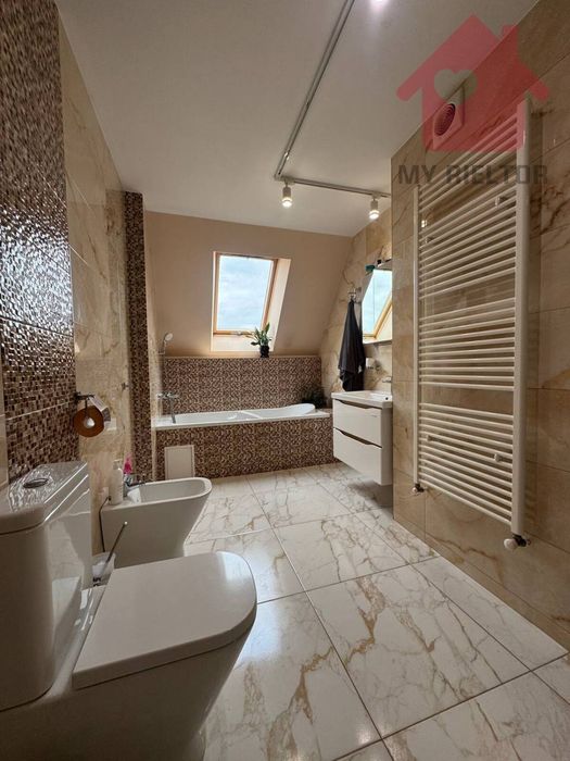 Сучасний будинок з сонячними панелями та гаражем у новому районі.