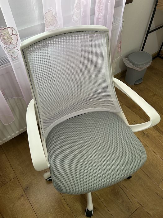 Sprzedam fotel obracany biały stan bardzo dobry