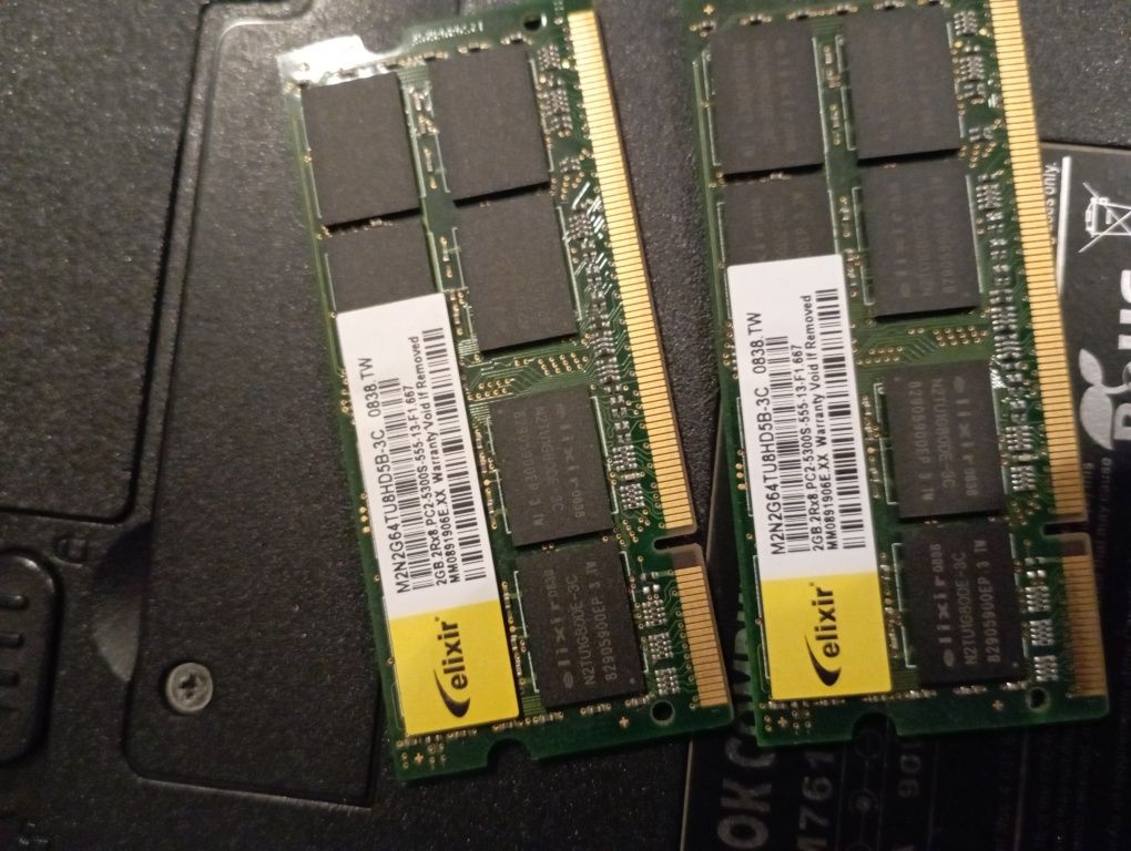 Vários computadores portáteis