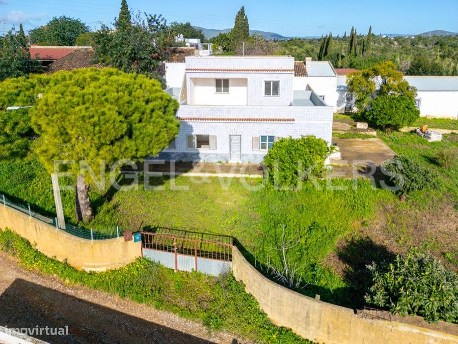 Potencial de Investimento - Moradia Espaçosa Perto de Fuseta