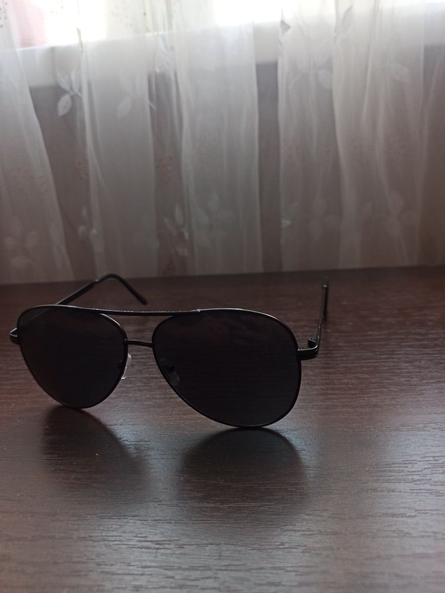 Солнце-защитные очки,тёмное стекло,подходят ко всем типам лица
