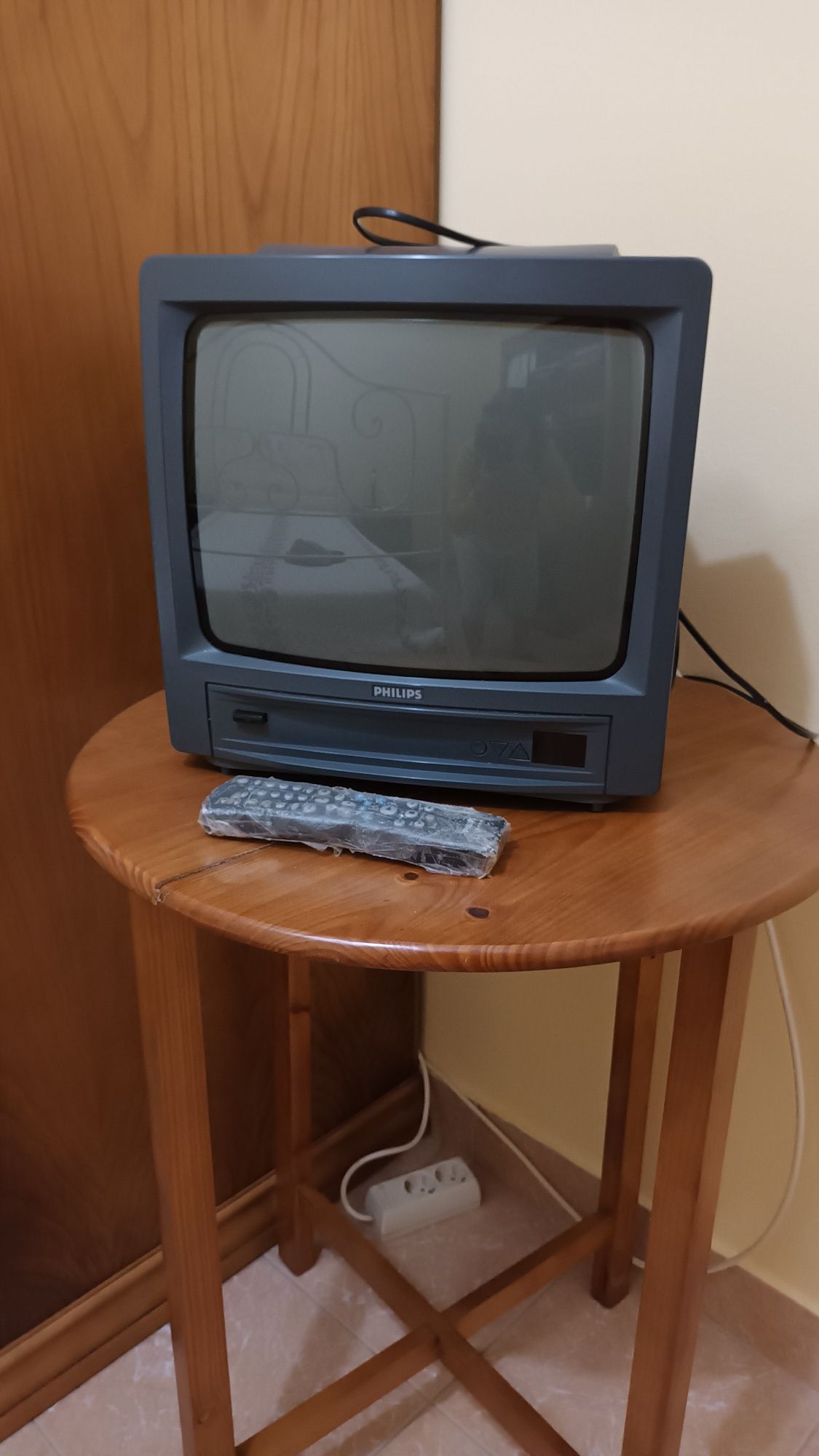 Vendo televisao,mesa e camilha