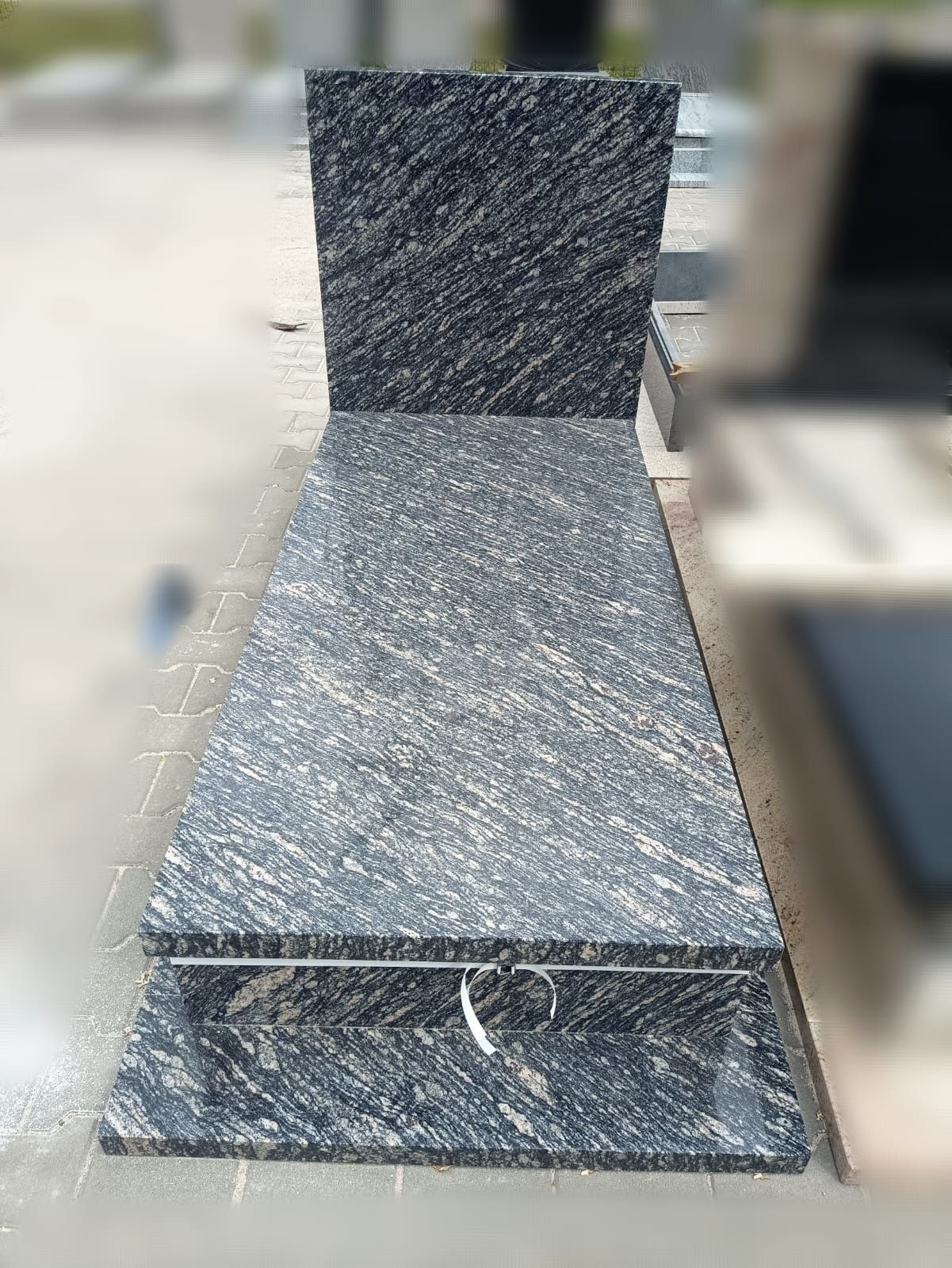 Nagrobek granitowy