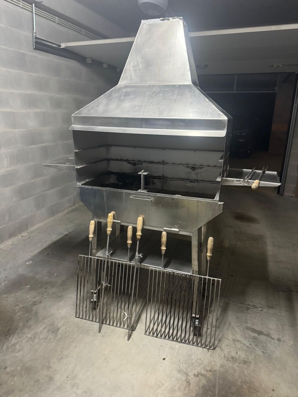 Barbecue/ Churrasqueira em Inox c/ Espetos e motor